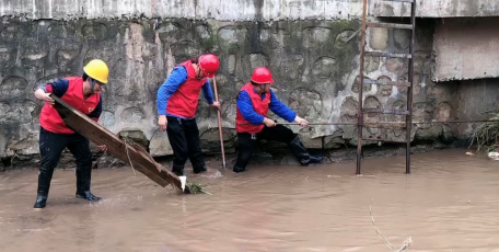雨后恢復(fù)現(xiàn)場(chǎng)環(huán)境，我們一馬當(dāng)先